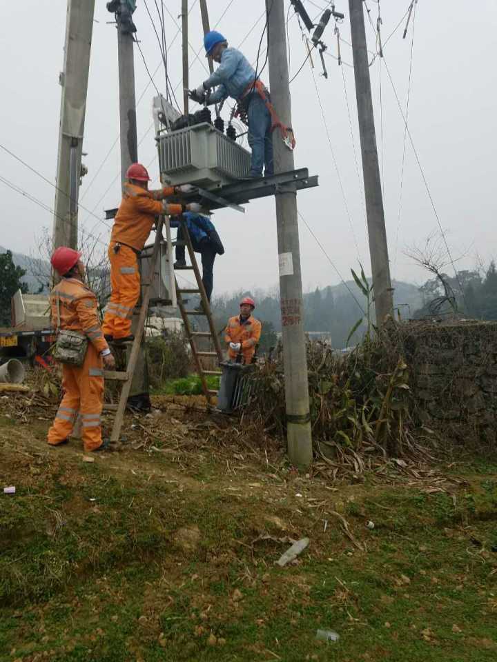 守護(hù)燈火，電力人在行動(dòng)——松桃供電局一線員工春節(jié)保電側(cè)記