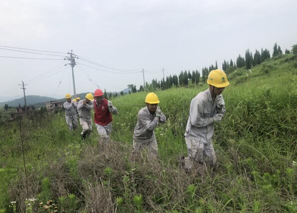 湖南寧遠(yuǎn)供電公司：檢修配電線(xiàn)路 服務(wù)民生用電