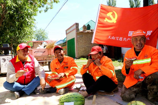 國網伊犁供電公司電網與環(huán)衛(wèi)同行迎“七一”