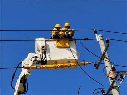 烏海電業(yè)局配電帶電作業(yè)中心新手青工“初出茅廬”