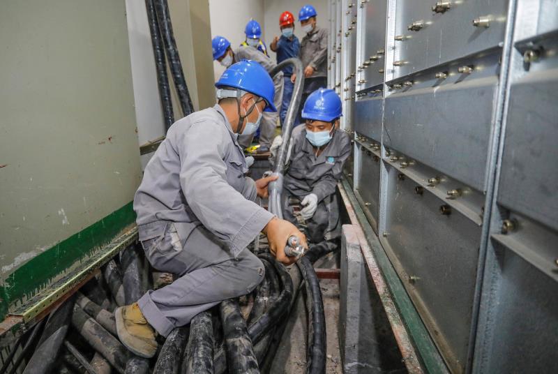 與時(shí)間賽跑，為生命加速 電力員工星夜鏖戰(zhàn)為醫(yī)院用電“增容”