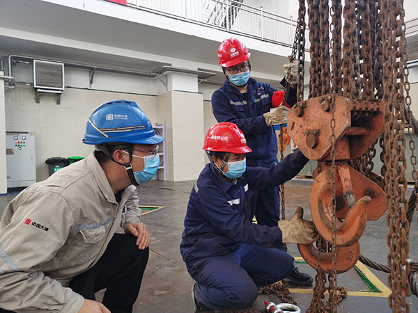 大唐海勃灣水利樞紐公司2號機(jī)組流道蓋板成功吊出