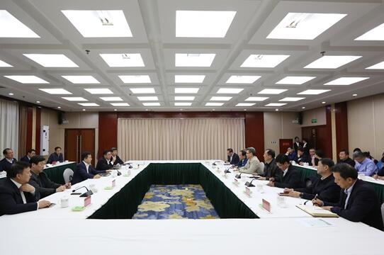 錢智民與保定市委書記黨曉龍、市長郭建英進(jìn)行座談交流