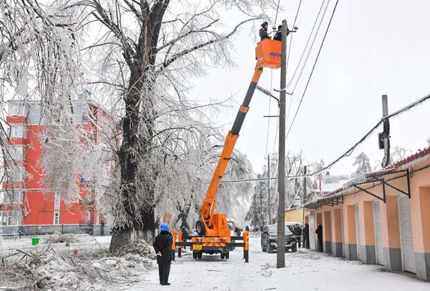 受強(qiáng)雨雪大風(fēng)冰凍天氣影響，吉林延邊全力搶修供電線路