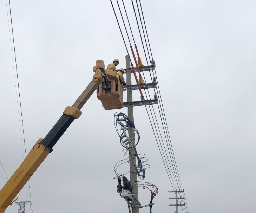 廣西貴港供電局帶電作業(yè)助力貴港市蘇灣大橋及接線(xiàn)工程開(kāi)工建設(shè)