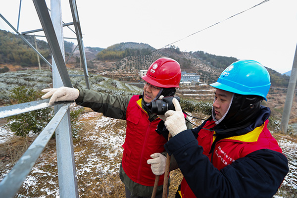 國網寧?？h供電公司：踏冰踩雪巡線忙 保萬家燈火明