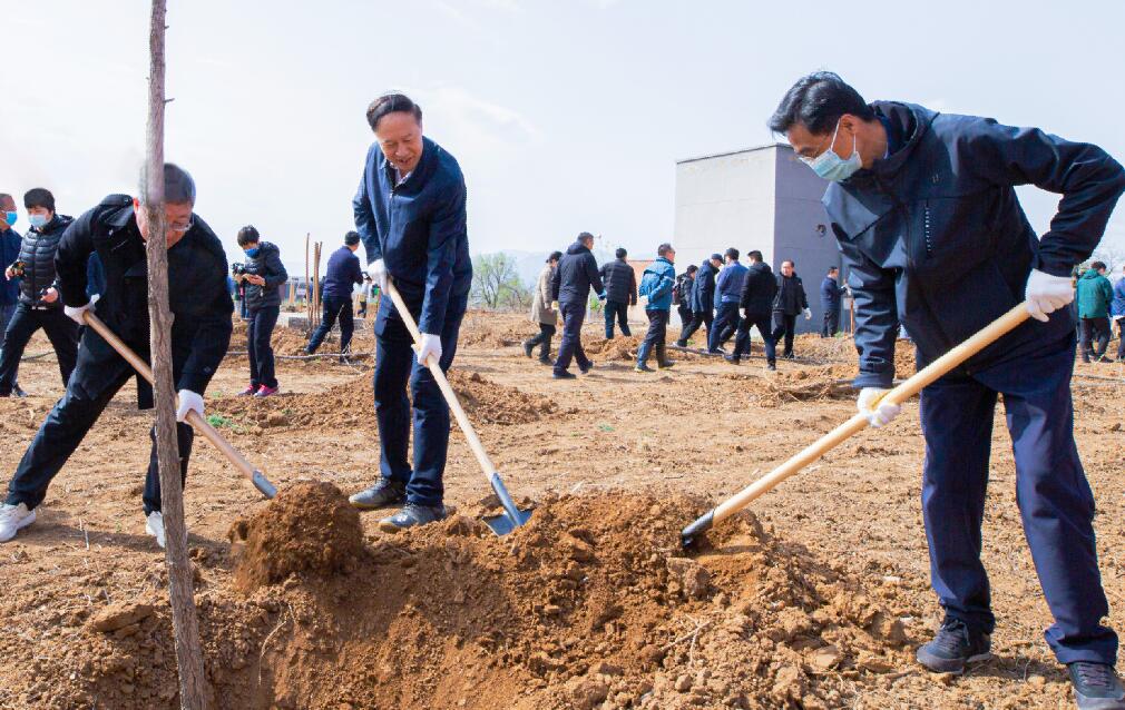 國資委機(jī)關(guān)開展春季義務(wù)植樹活動