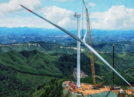 廣西新能源銅鑊風電項目首臺風機順利吊裝