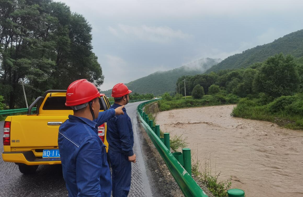 國網旬邑縣供電公司不畏艱險，逆行洪水保供電