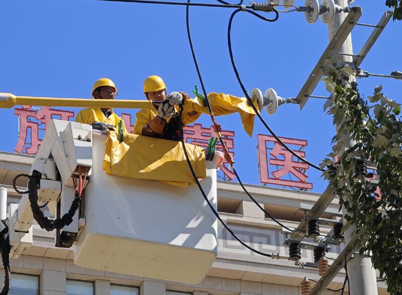 阿拉善供電公司迎夏峰帶電消缺，保醫(yī)電“汗”衛(wèi)民生