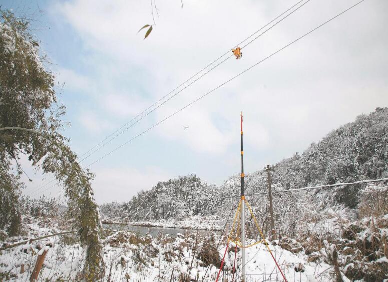 國網湖南電力公司假日堅守一線 清除線路覆冰