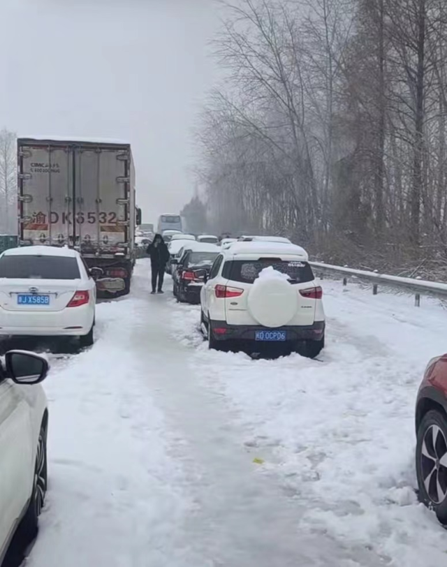 湖北凍雨暴雪導致高速公路堵塞，電動汽車再現(xiàn)“趴窩”