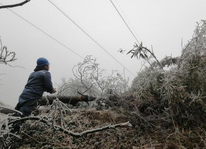 貴陽電網員工元宵節(jié)護網巡線