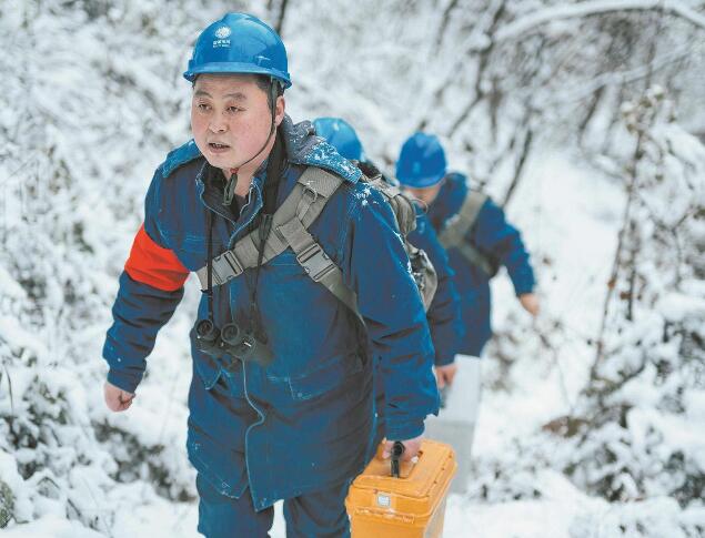 【國網(wǎng)楷?！恐芗t亮：巡行秦嶺深處 守護(hù)線路安全