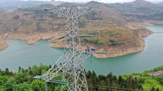 貴州興義供電局高空之上，用責(zé)任守護安全送去光明