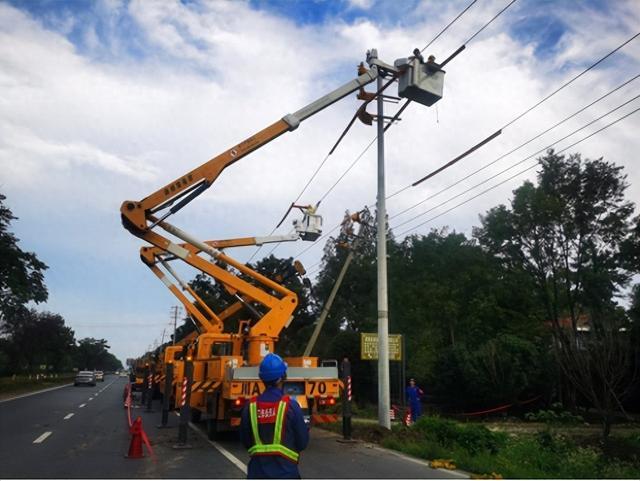 國網(wǎng)郫都供電公司“雙車”帶電緊急搶修，確保上萬群眾用電無憂