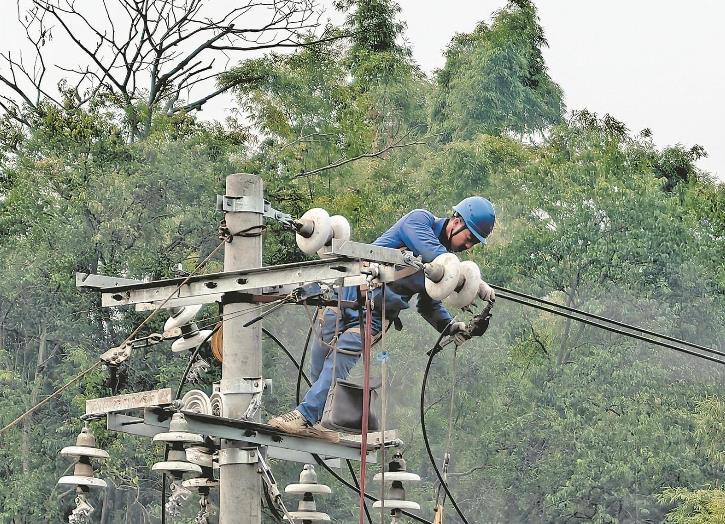 村里新建農(nóng)排抽水站,架好桿線只待送電