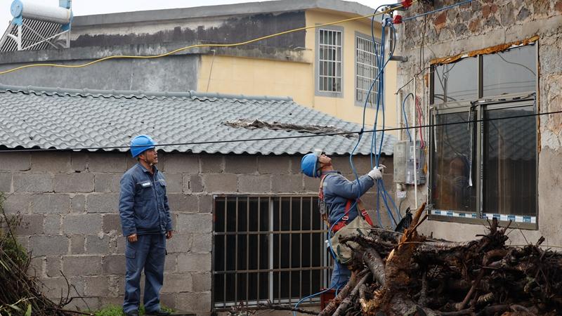 貴州興義供電局及時(shí)更換老化線路 保障客戶(hù)安全用電